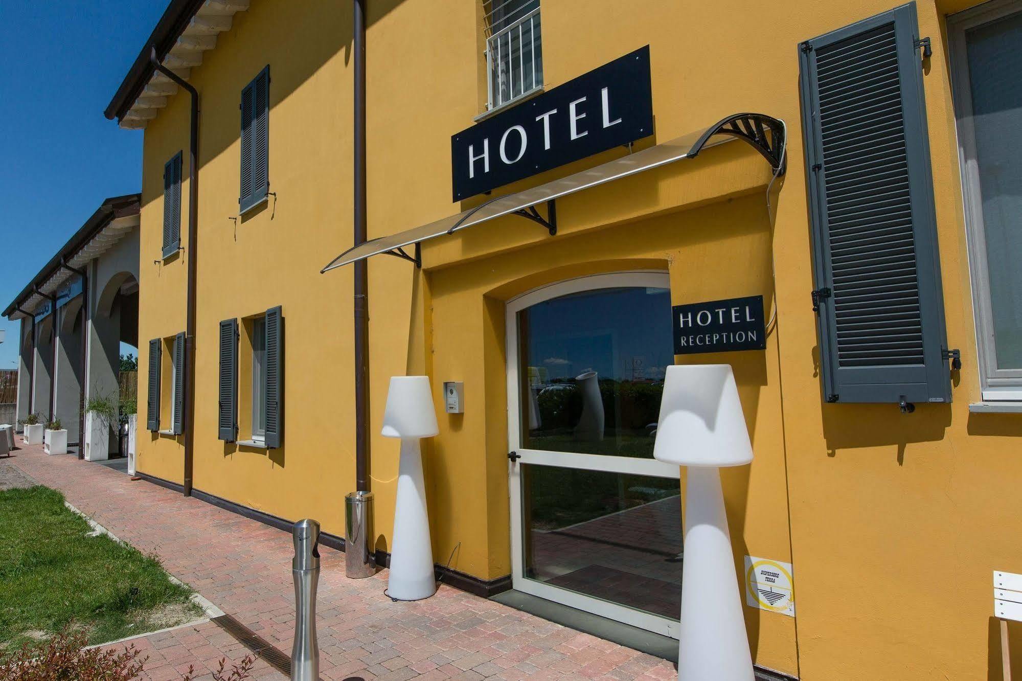 Hotel Forlanini 52 Parma Exterior photo
